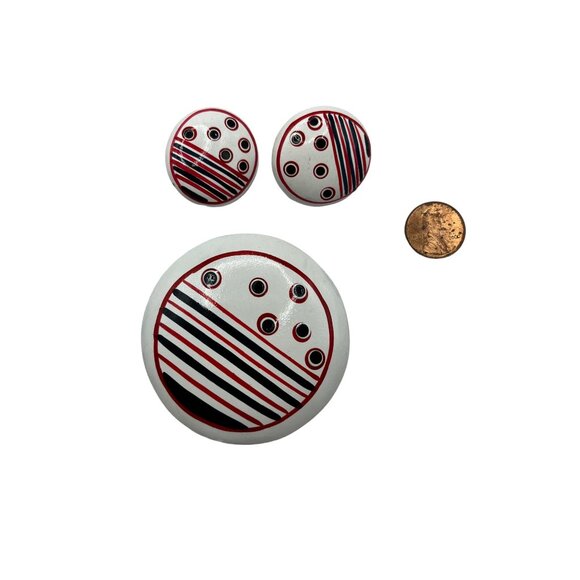 Retro Striped Button Pin & Earrings Set with silver neck ring - Picture 3 of 4